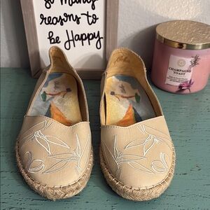 Beige Embroidered Olukai Espadrille Flats SZ 7.5 box 130